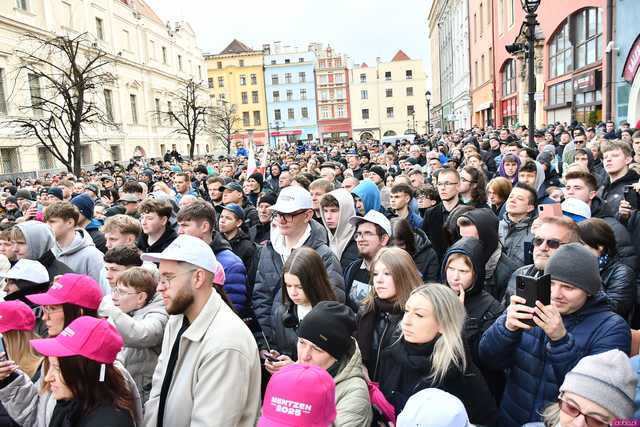 [WIDEO/FOTO] Sławomir Mentzen odwiedził Świdnicę. Tłumy na spotkaniu z kandydatem na Prezydenta RP