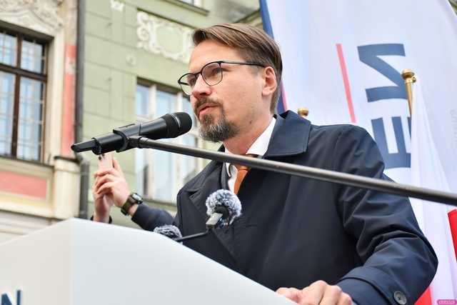 [WIDEO/FOTO] Sławomir Mentzen odwiedził Świdnicę. Tłumy na spotkaniu z kandydatem na Prezydenta RP
