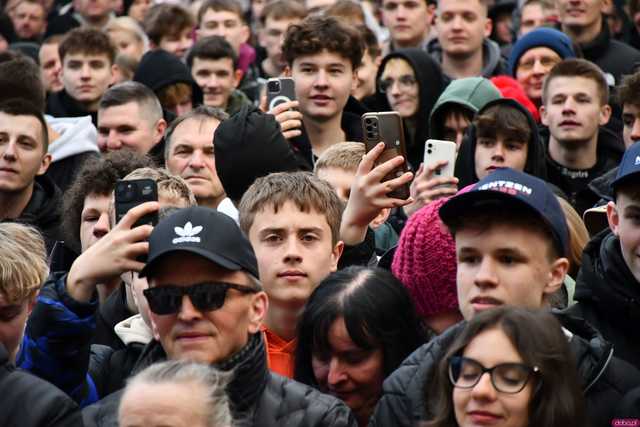 [WIDEO/FOTO] Sławomir Mentzen odwiedził Świdnicę. Tłumy na spotkaniu z kandydatem na Prezydenta RP