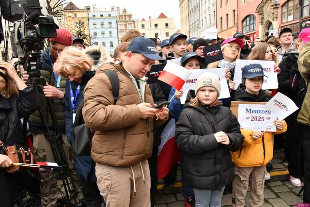 [WIDEO/FOTO] Sławomir Mentzen odwiedził Świdnicę. Tłumy na spotkaniu z kandydatem na Prezydenta RP