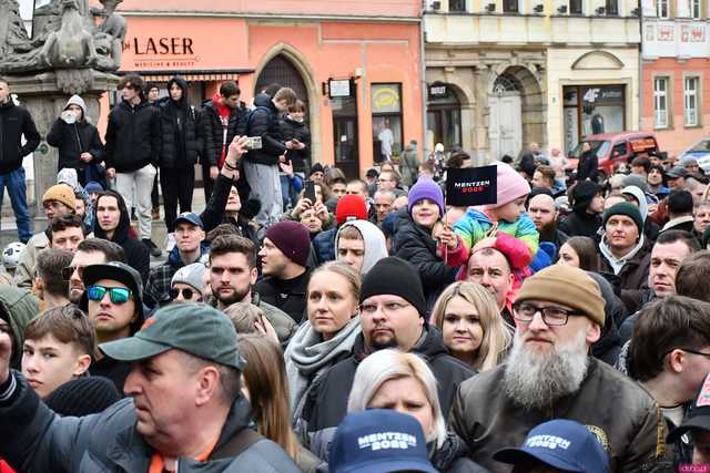 [WIDEO/FOTO] Sławomir Mentzen odwiedził Świdnicę. Tłumy na spotkaniu z kandydatem na Prezydenta RP