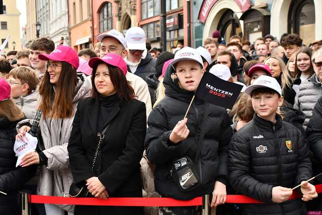 [WIDEO/FOTO] Sławomir Mentzen odwiedził Świdnicę. Tłumy na spotkaniu z kandydatem na Prezydenta RP