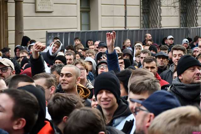 [WIDEO/FOTO] Sławomir Mentzen odwiedził Świdnicę. Tłumy na spotkaniu z kandydatem na Prezydenta RP