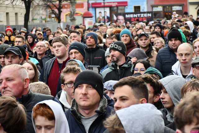 [WIDEO/FOTO] Sławomir Mentzen odwiedził Świdnicę. Tłumy na spotkaniu z kandydatem na Prezydenta RP