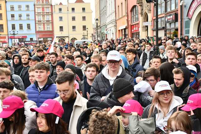 [WIDEO/FOTO] Sławomir Mentzen odwiedził Świdnicę. Tłumy na spotkaniu z kandydatem na Prezydenta RP