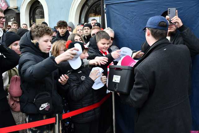 [WIDEO/FOTO] Sławomir Mentzen odwiedził Świdnicę. Tłumy na spotkaniu z kandydatem na Prezydenta RP