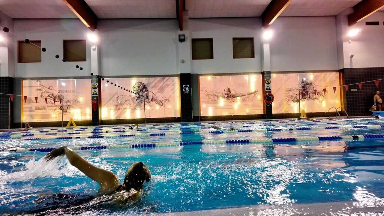 [FOTO] Nocne pływanie po raz ósmy. Znamy wyniki rywalizacji na żarowskim basenie