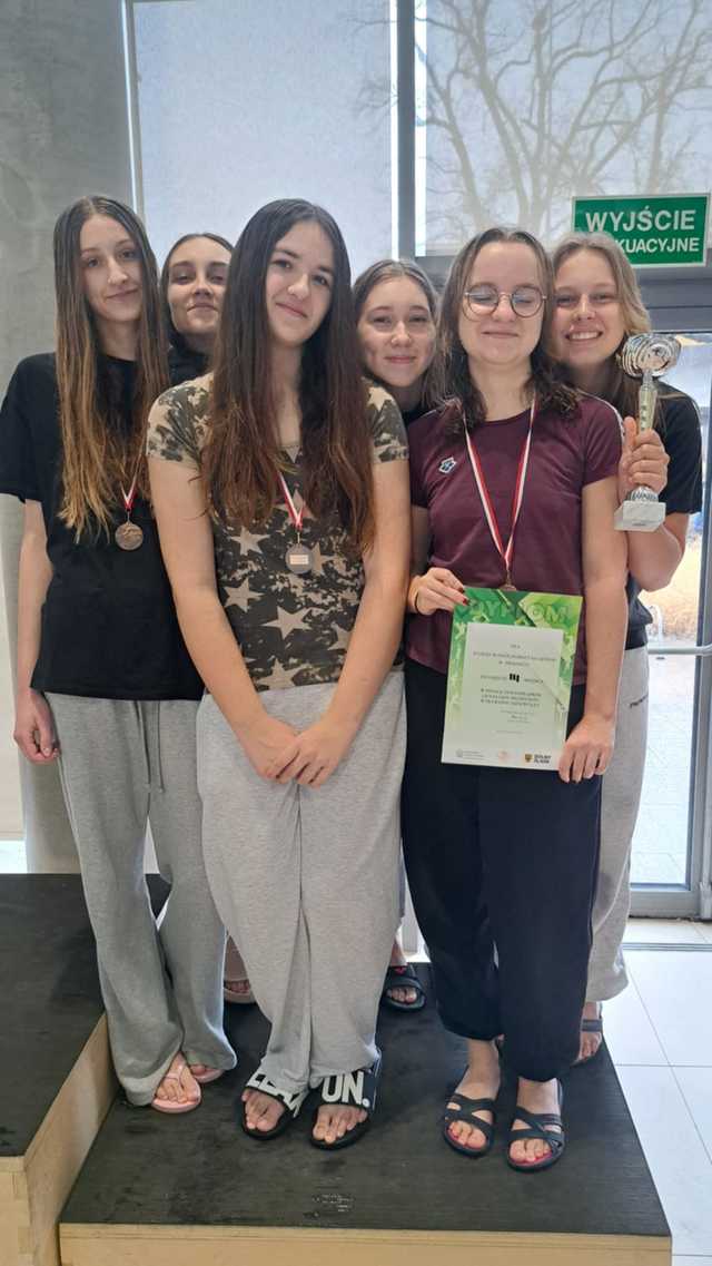 [FOTO] Pływaczki z Banacha trzecie na Dolnym Śląsku!