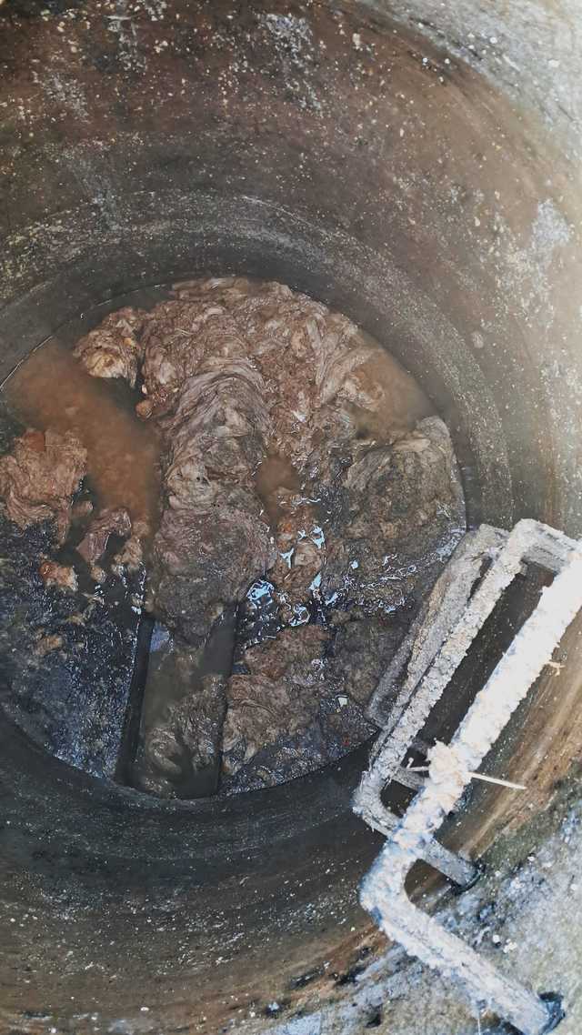 [FOTO] Zator kanalizacyjny na ul. Sudeckiej. ŚPWiK apeluje do mieszkańców