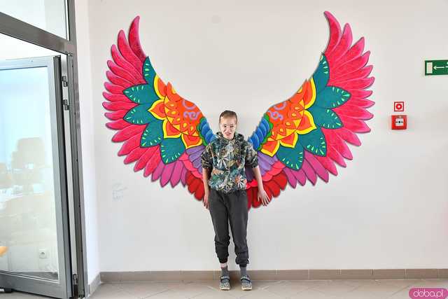 [WIDEO/FOTO] W Zespole Szkół Specjalnych odsłonięto nowy mural. Przedstawia skrzydła mocy