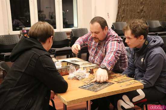 [FOTO] Nie przegrać ze snem. Wystartowała trzecia edycja nocnego maratonu planszówek 