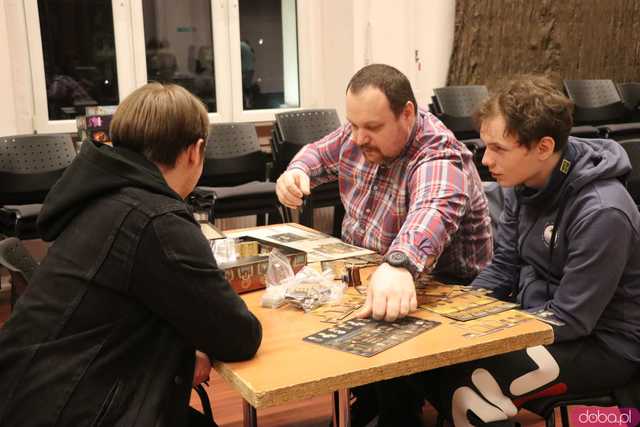 [FOTO] Nie przegrać ze snem. Wystartowała trzecia edycja nocnego maratonu planszówek 