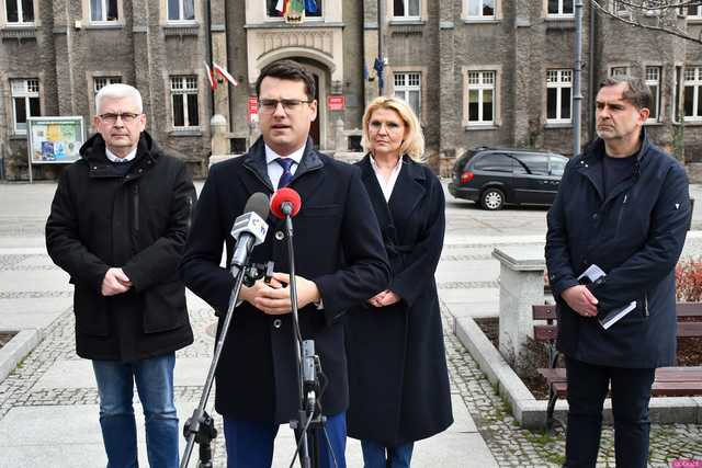 [WIDEO/FOTO] Parlamentarzyści i radni z ramienia PiS o pakcie migracyjnym 