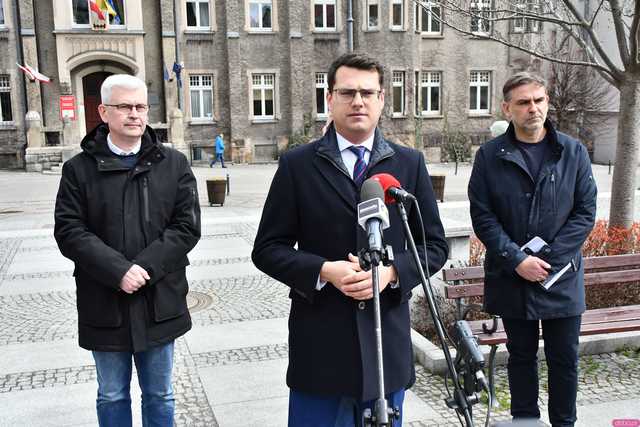 [WIDEO/FOTO] Parlamentarzyści i radni z ramienia PiS o pakcie migracyjnym 