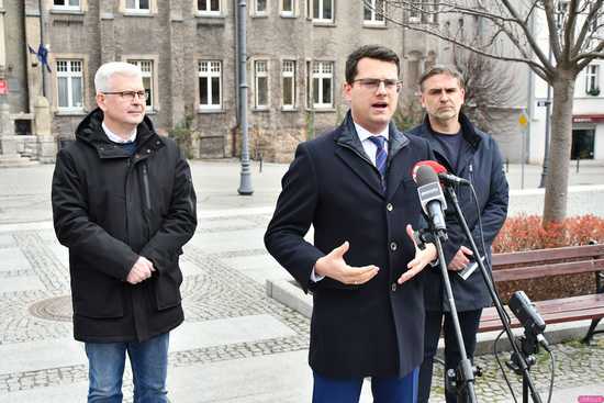 [WIDEO/FOTO] Parlamentarzyści i radni z ramienia PiS o pakcie migracyjnym 