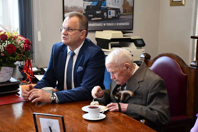 Setne urodziny pana Władysława. Jubilat świętował w gabinecie burmistrza [ZDJĘCIA]