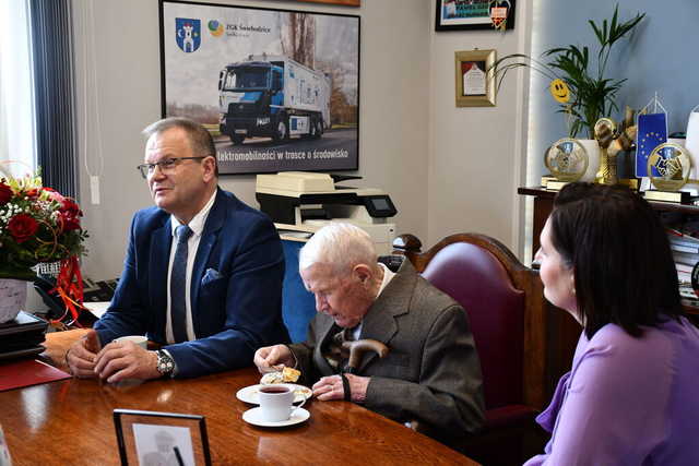 Setne urodziny pana Władysława. Jubilat świętował w gabinecie burmistrza [ZDJĘCIA]