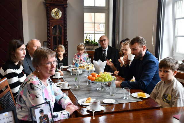 Setne urodziny pana Władysława. Jubilat świętował w gabinecie burmistrza [ZDJĘCIA]