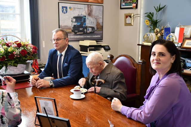 Setne urodziny pana Władysława. Jubilat świętował w gabinecie burmistrza [ZDJĘCIA]
