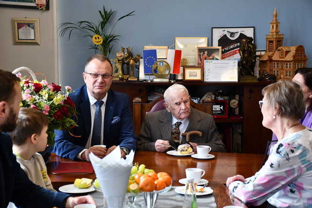 Setne urodziny pana Władysława. Jubilat świętował w gabinecie burmistrza [ZDJĘCIA]