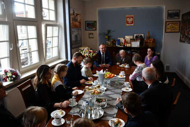 Setne urodziny pana Władysława. Jubilat świętował w gabinecie burmistrza [ZDJĘCIA]