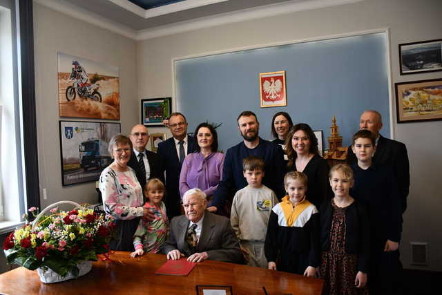 Setne urodziny pana Władysława. Jubilat świętował w gabinecie burmistrza [ZDJĘCIA]