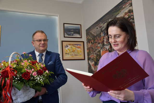 Setne urodziny pana Władysława. Jubilat świętował w gabinecie burmistrza [ZDJĘCIA]