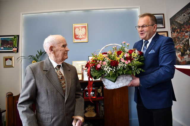 Setne urodziny pana Władysława. Jubilat świętował w gabinecie burmistrza [ZDJĘCIA]