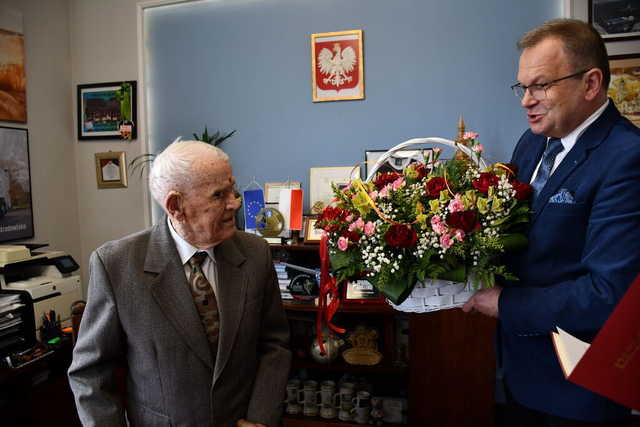 Setne urodziny pana Władysława. Jubilat świętował w gabinecie burmistrza [ZDJĘCIA]