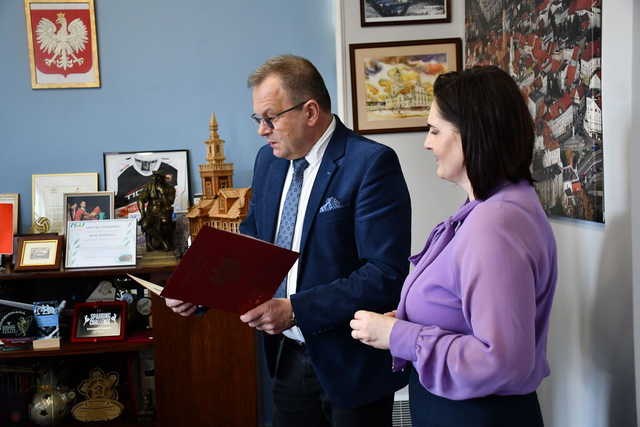 Setne urodziny pana Władysława. Jubilat świętował w gabinecie burmistrza [ZDJĘCIA]