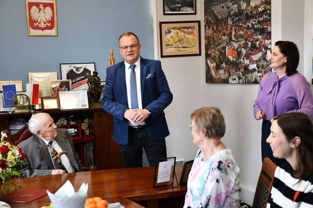Setne urodziny pana Władysława. Jubilat świętował w gabinecie burmistrza [ZDJĘCIA]