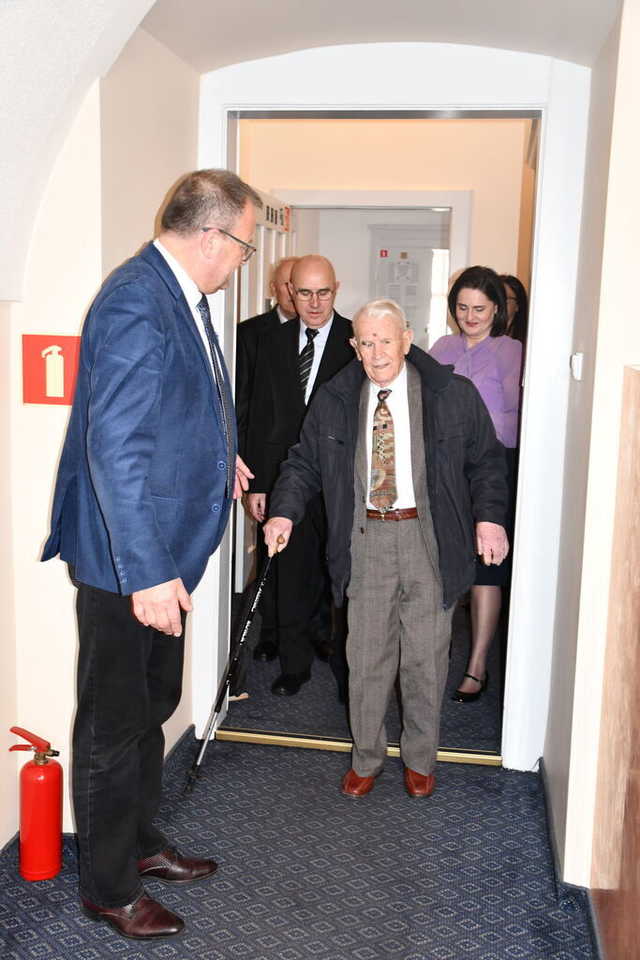 Setne urodziny pana Władysława. Jubilat świętował w gabinecie burmistrza [ZDJĘCIA]