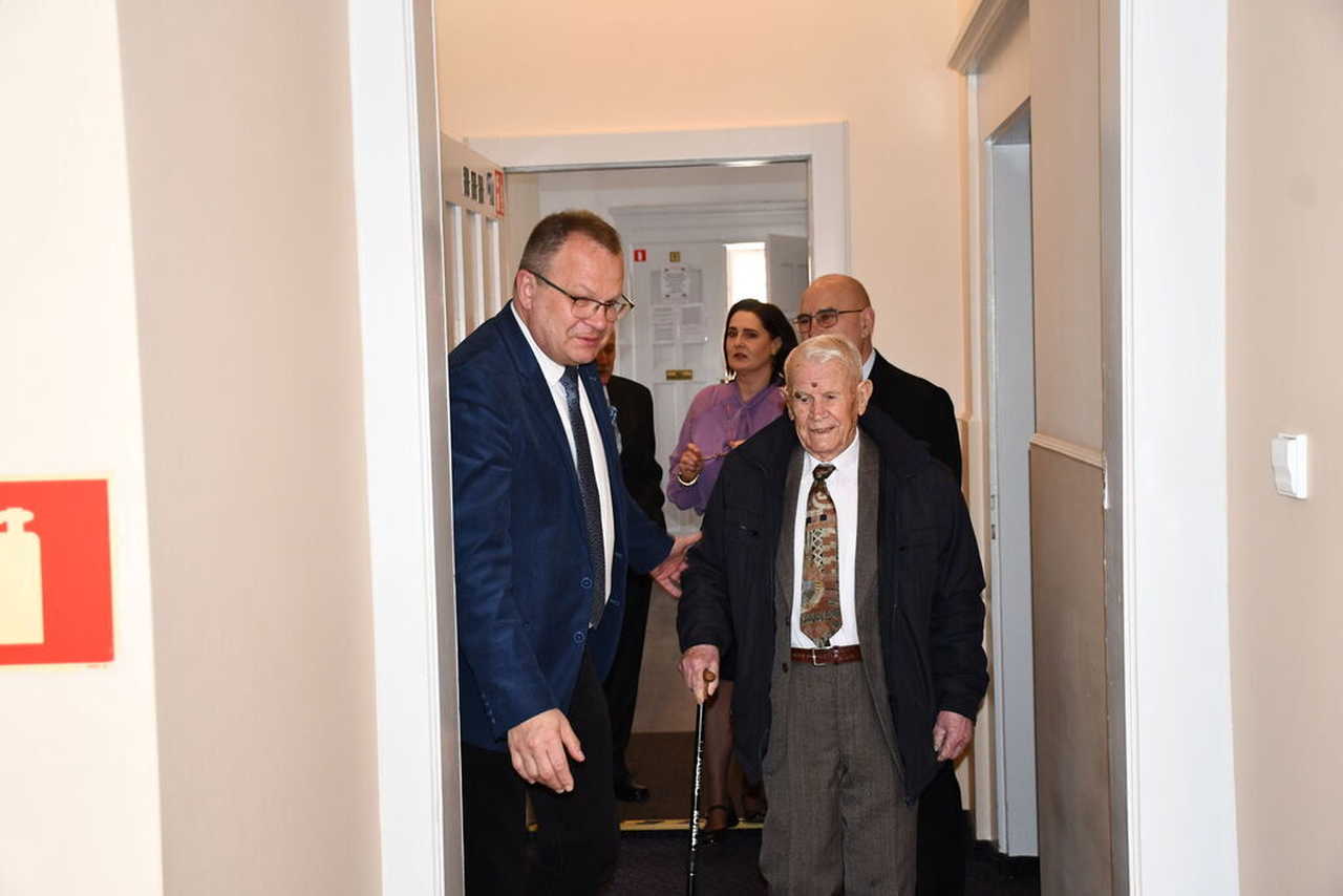 Setne urodziny pana Władysława. Jubilat świętował w gabinecie burmistrza [ZDJĘCIA]