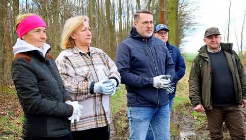 Posadzili drzewa. Wspólna akcja z Nadleśnictwem Świdnica 