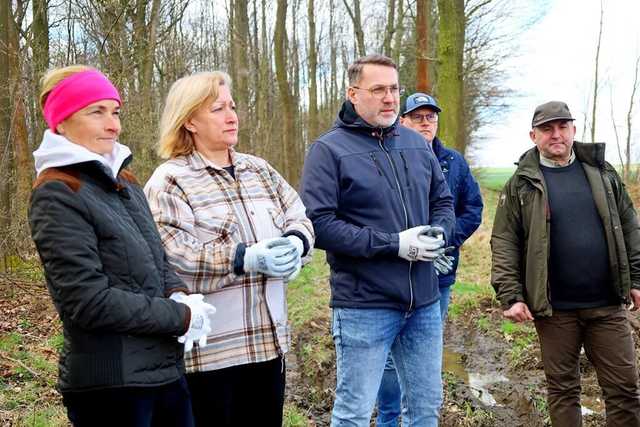 Posadzili drzewa. Wspólna akcja z Nadleśnictwem Świdnica 
