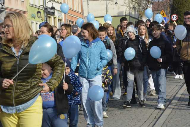 [FOTO] Obchodzili Dzień Świadomości Autyzmu. Ulicami miasta przeszedł niebieski marsz