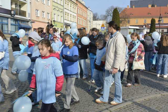[FOTO] Obchodzili Dzień Świadomości Autyzmu. Ulicami miasta przeszedł niebieski marsz