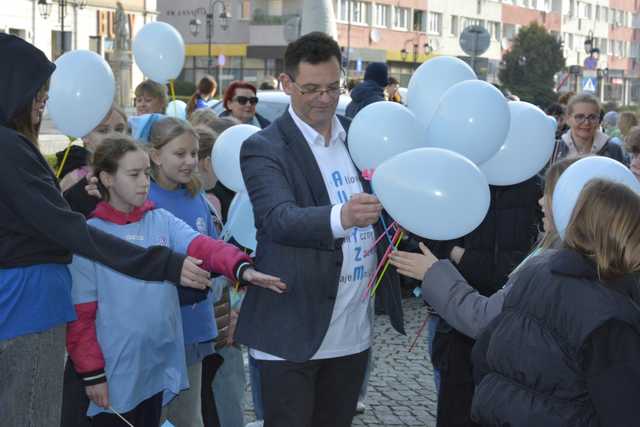[FOTO] Obchodzili Dzień Świadomości Autyzmu. Ulicami miasta przeszedł niebieski marsz