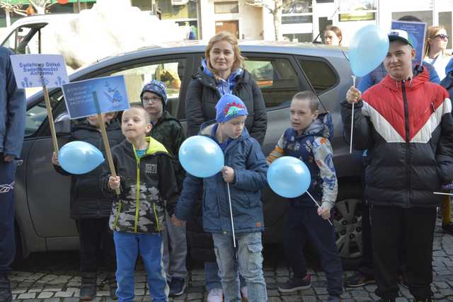 [FOTO] Obchodzili Dzień Świadomości Autyzmu. Ulicami miasta przeszedł niebieski marsz
