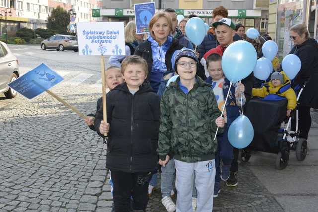[FOTO] Obchodzili Dzień Świadomości Autyzmu. Ulicami miasta przeszedł niebieski marsz