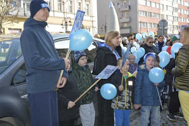[FOTO] Obchodzili Dzień Świadomości Autyzmu. Ulicami miasta przeszedł niebieski marsz