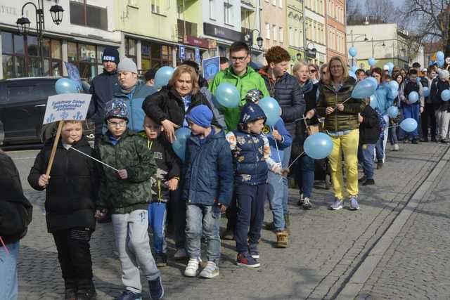[FOTO] Obchodzili Dzień Świadomości Autyzmu. Ulicami miasta przeszedł niebieski marsz