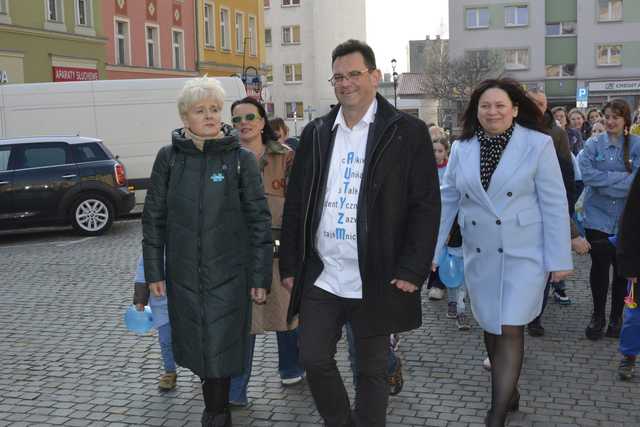 [FOTO] Obchodzili Dzień Świadomości Autyzmu. Ulicami miasta przeszedł niebieski marsz
