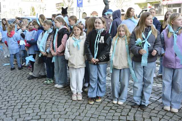 [FOTO] Obchodzili Dzień Świadomości Autyzmu. Ulicami miasta przeszedł niebieski marsz