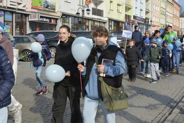[FOTO] Obchodzili Dzień Świadomości Autyzmu. Ulicami miasta przeszedł niebieski marsz