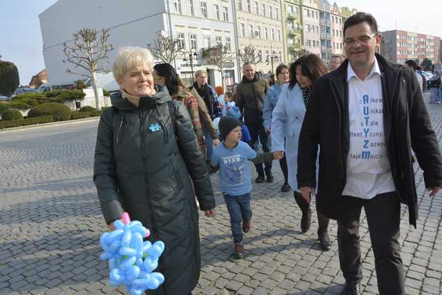 [FOTO] Obchodzili Dzień Świadomości Autyzmu. Ulicami miasta przeszedł niebieski marsz