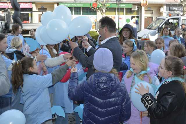 [FOTO] Obchodzili Dzień Świadomości Autyzmu. Ulicami miasta przeszedł niebieski marsz