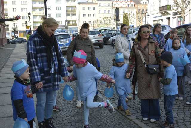 [FOTO] Obchodzili Dzień Świadomości Autyzmu. Ulicami miasta przeszedł niebieski marsz
