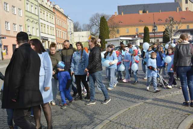 [FOTO] Obchodzili Dzień Świadomości Autyzmu. Ulicami miasta przeszedł niebieski marsz