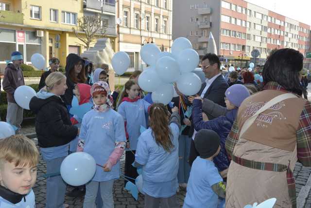 [FOTO] Obchodzili Dzień Świadomości Autyzmu. Ulicami miasta przeszedł niebieski marsz